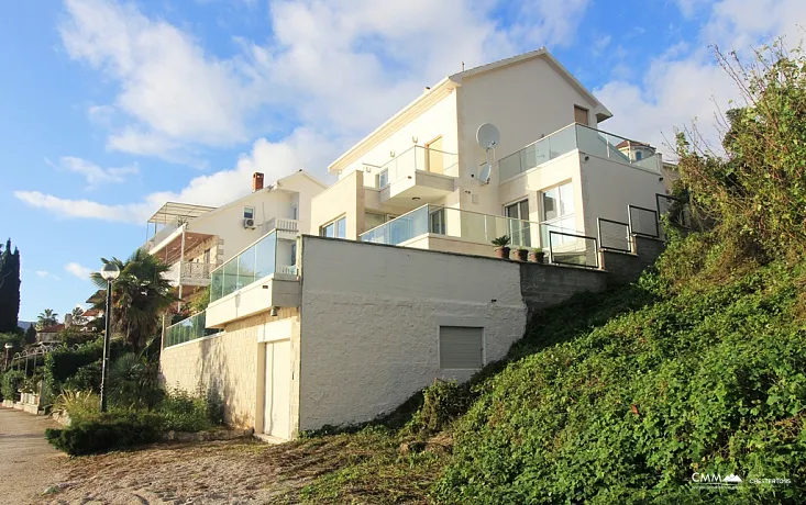 Einfamilienhaus in der ersten Reihe in Herceg Novi