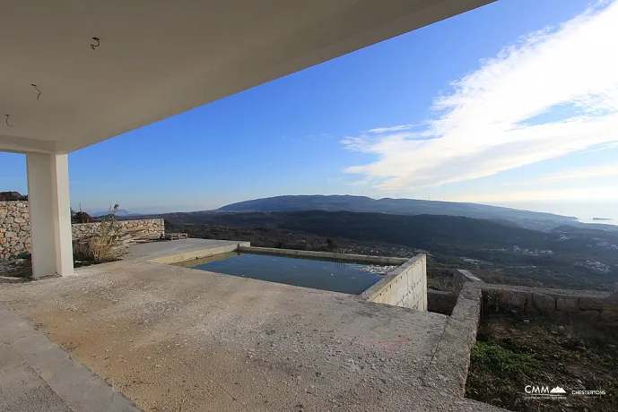 Zweistöckiges Haus mit privatem Pool und Panoramablick auf das Meer