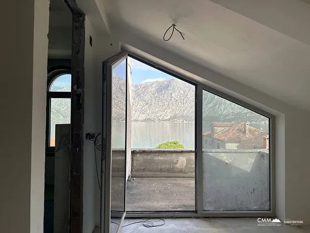 Dreistöckiges Haus mit Blick auf die Bucht von Kotor