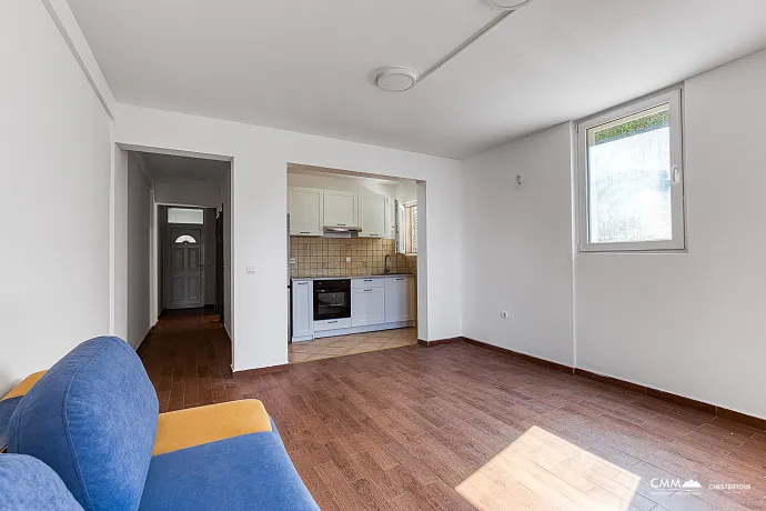 Geräumiges Apartment mit 1 Schlafzimmer in Rafailovići