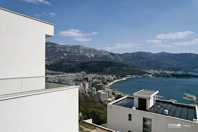Luxuriöse Neubauvilla mit Panoramablick auf das Meer und die Altstadt von Budva