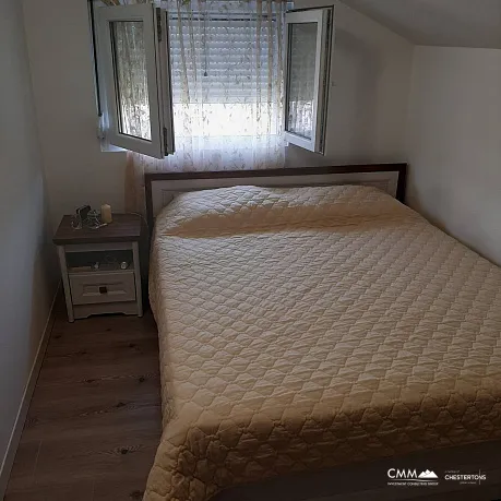 Geräumiges zweistöckiges Haus mit schönem Garten