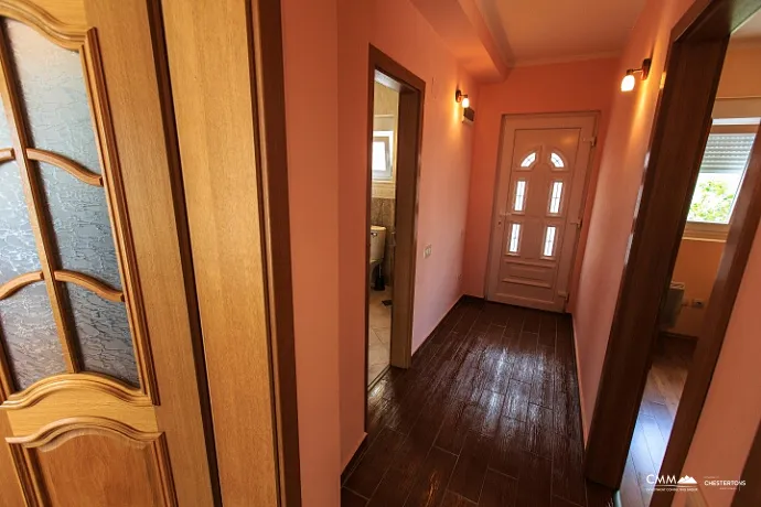 Dreistöckige Villa mit eigenem Zugang zum Meer