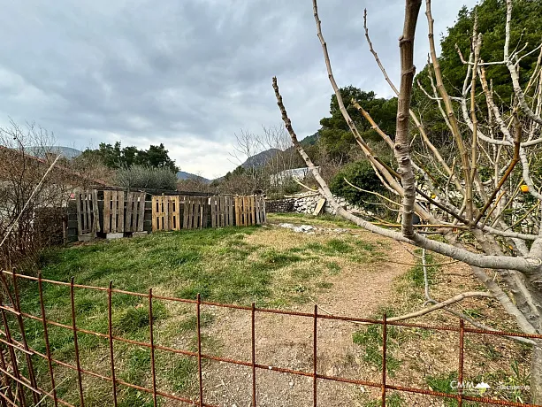 Grundstück von 389 m2 in einem der Bezirke Budva - Maine