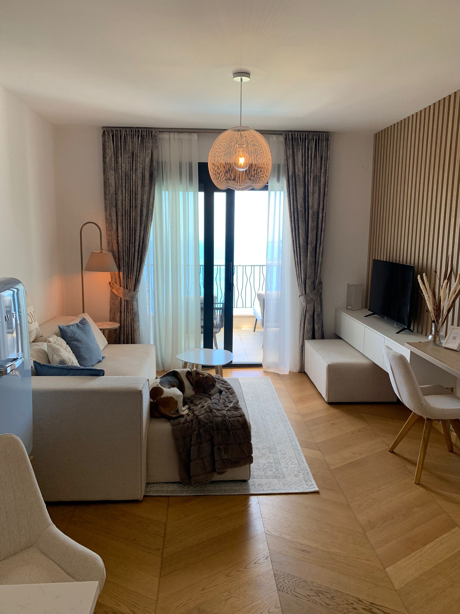 Zum Verkauf steht eine Einzimmerwohnung, die Komfort, Stil und eine exklusive Lage perfekt vereint.