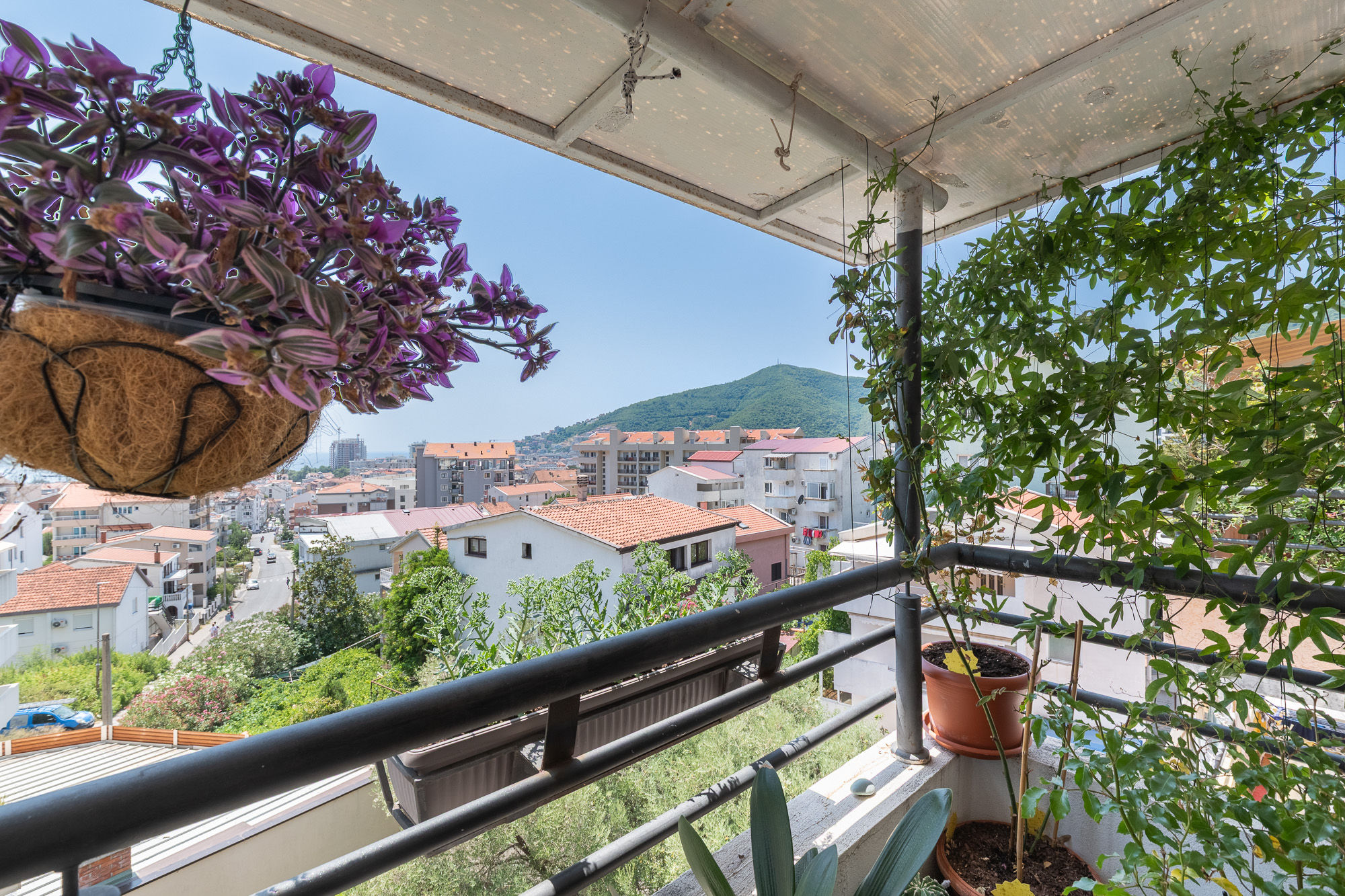 Großzügige möblierte Wohnung mit Möglichkeit zum Ausbau einer Galerie und Meerblick in Budva, Budva