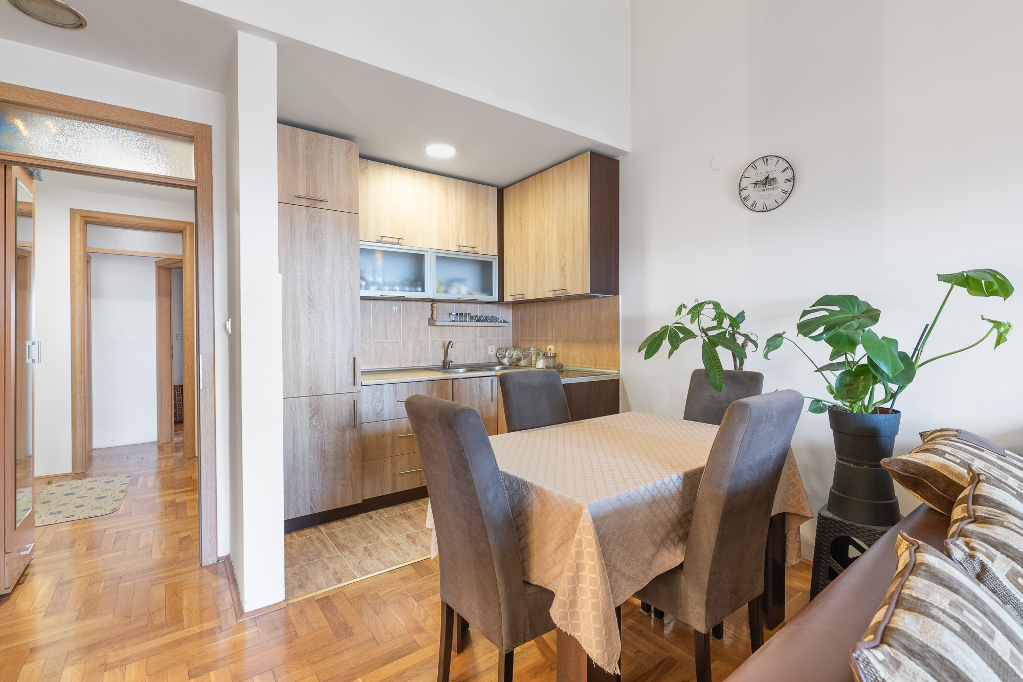 Großzügige möblierte Wohnung mit Möglichkeit zum Ausbau einer Galerie und Meerblick in Budva, Budva