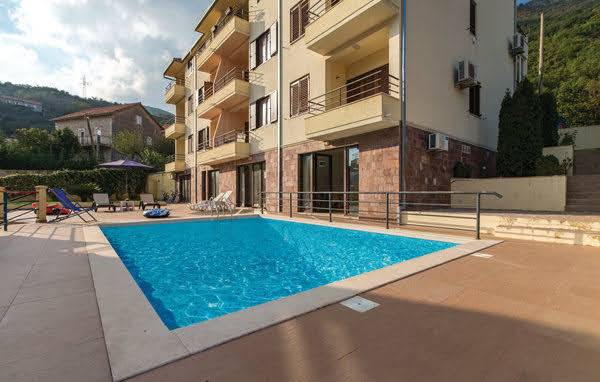 Maisonette-Wohnung in Kamenari in Gebäude mit Pool