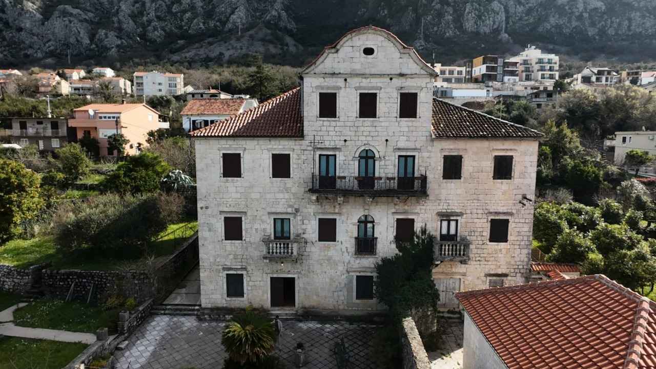Steinpalast – Eine Berührung deGeschichte am Ufer der Bucht von Kotor