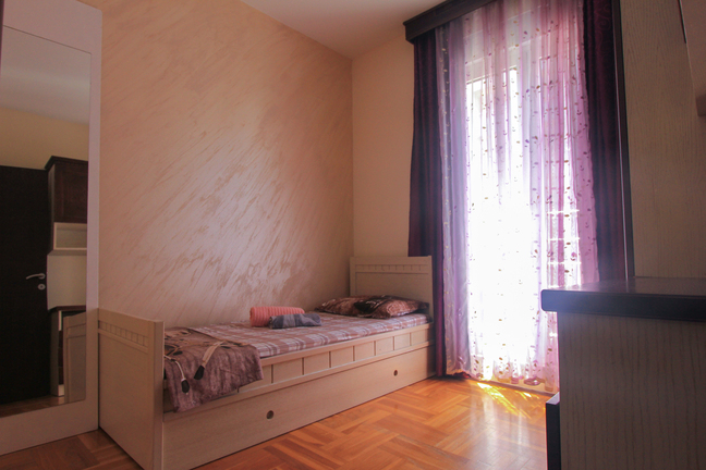 Möblierte Wohnung mit drei Schlafzimmern in Budva