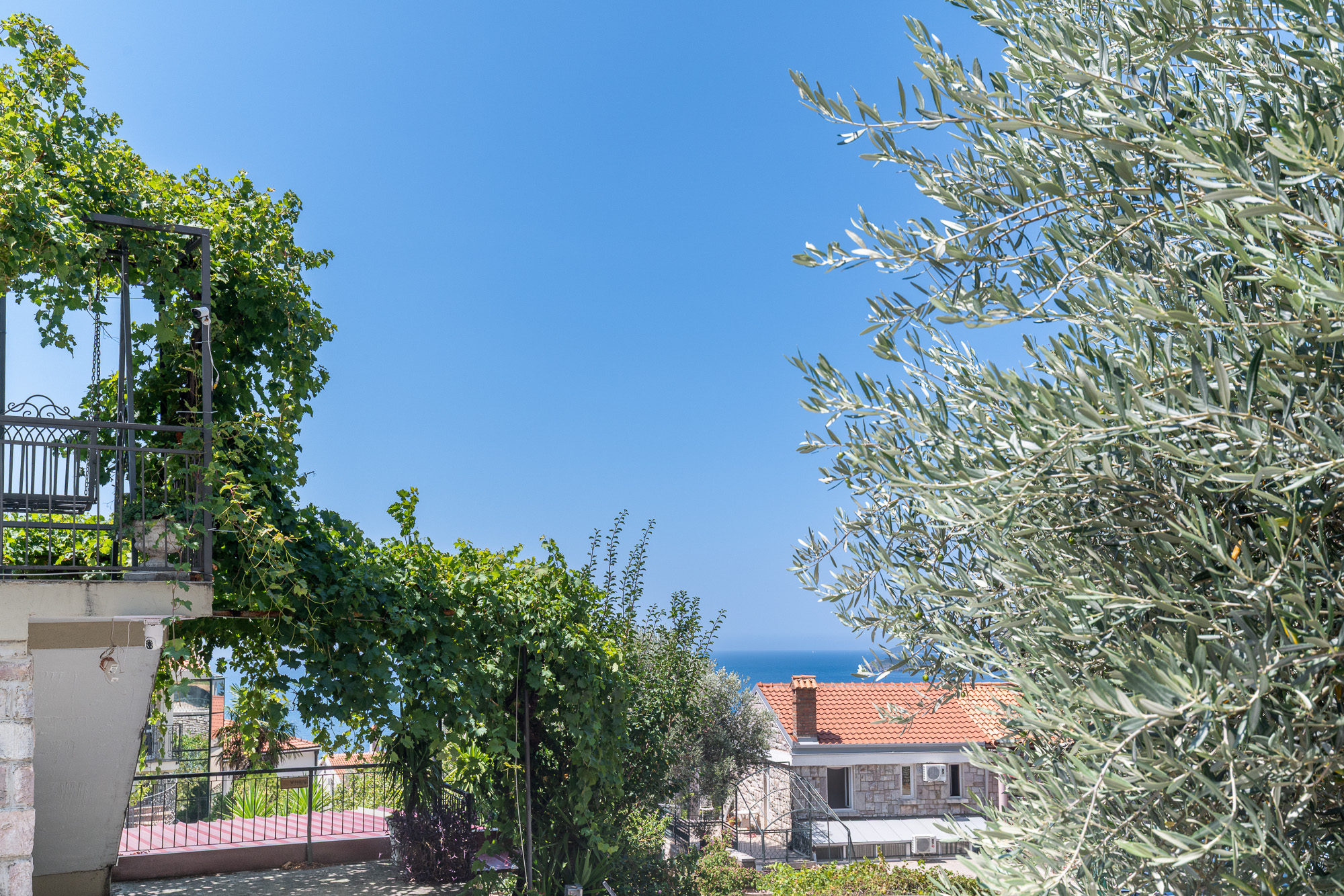 Geräumige Wohnung mit Meerblick in Sveti Stefan – 77 m², Budva