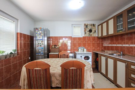 Zweistöckiges Haus im Dorf Belishi
