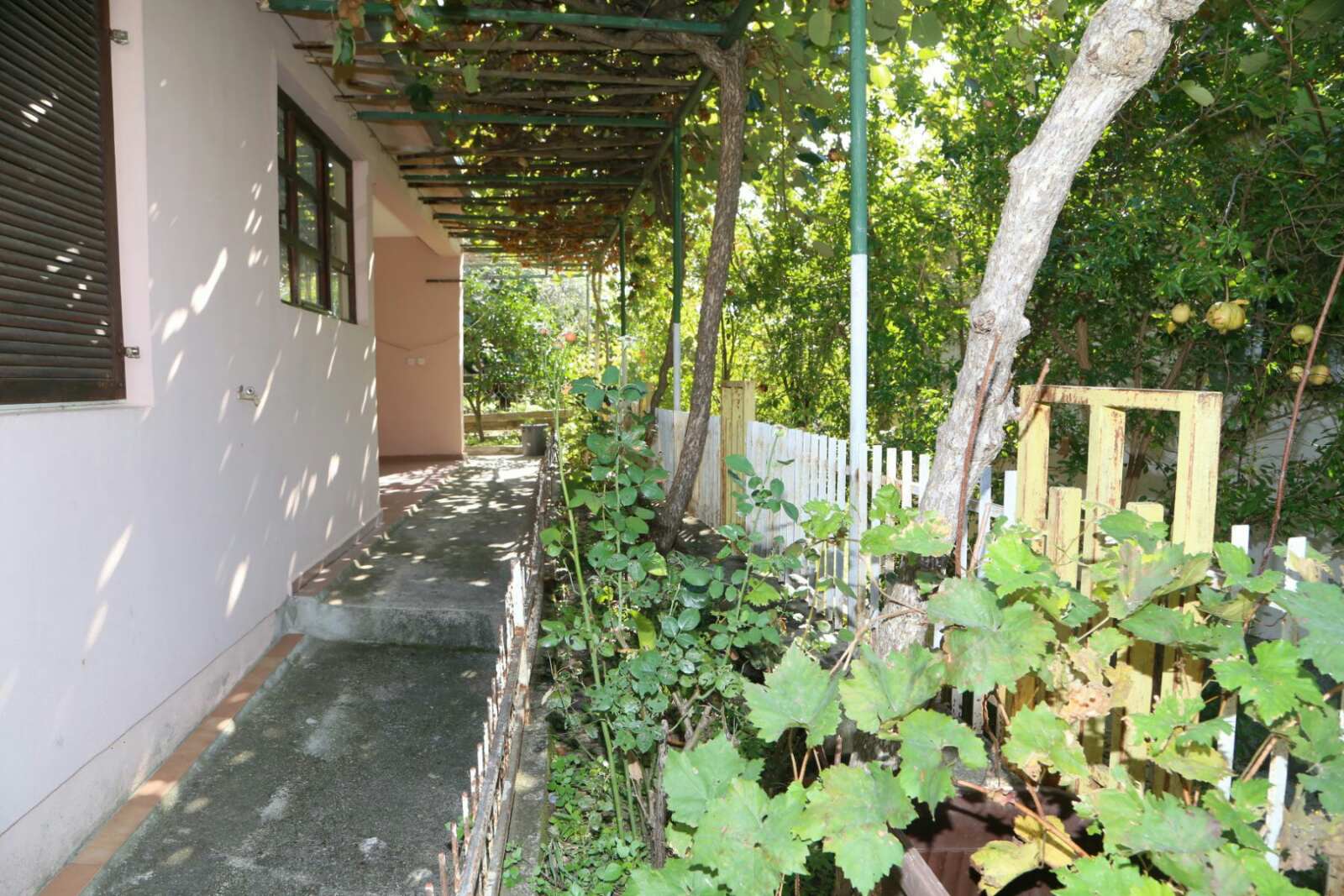 Haus mit Innenhof und Auffahrt in Belishi