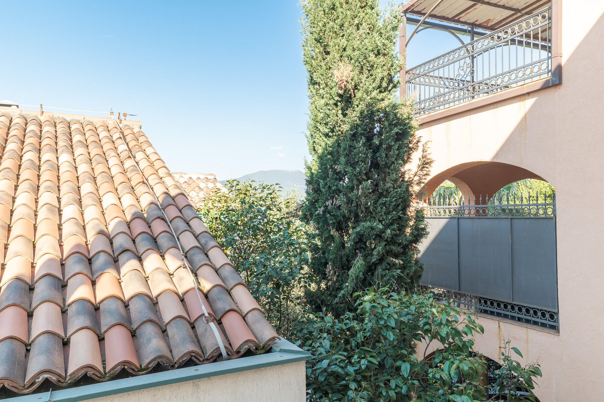 3-Zimmer-Wohnung, 90 m², mit teilweisem Meerblick von der Terrasse.