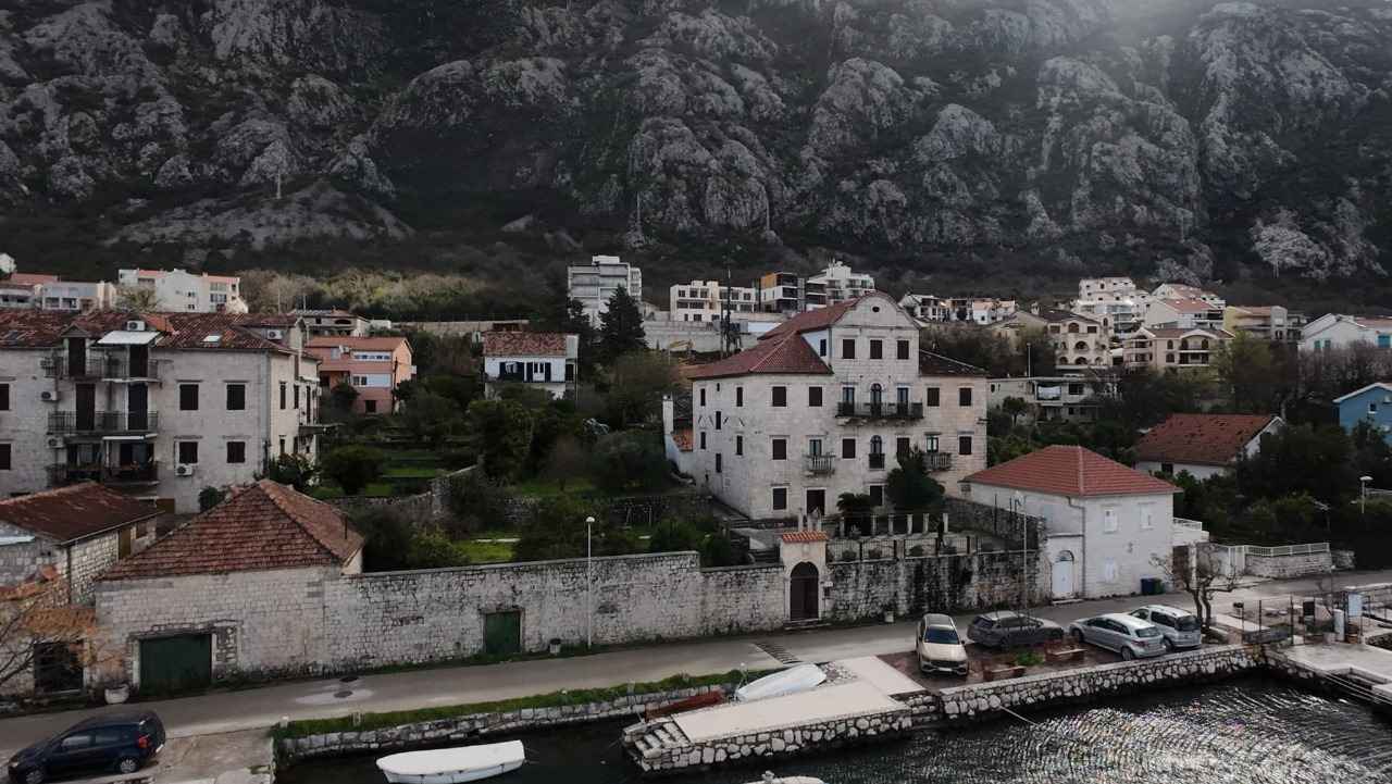 Steinpalast – Eine Berührung deGeschichte am Ufer der Bucht von Kotor