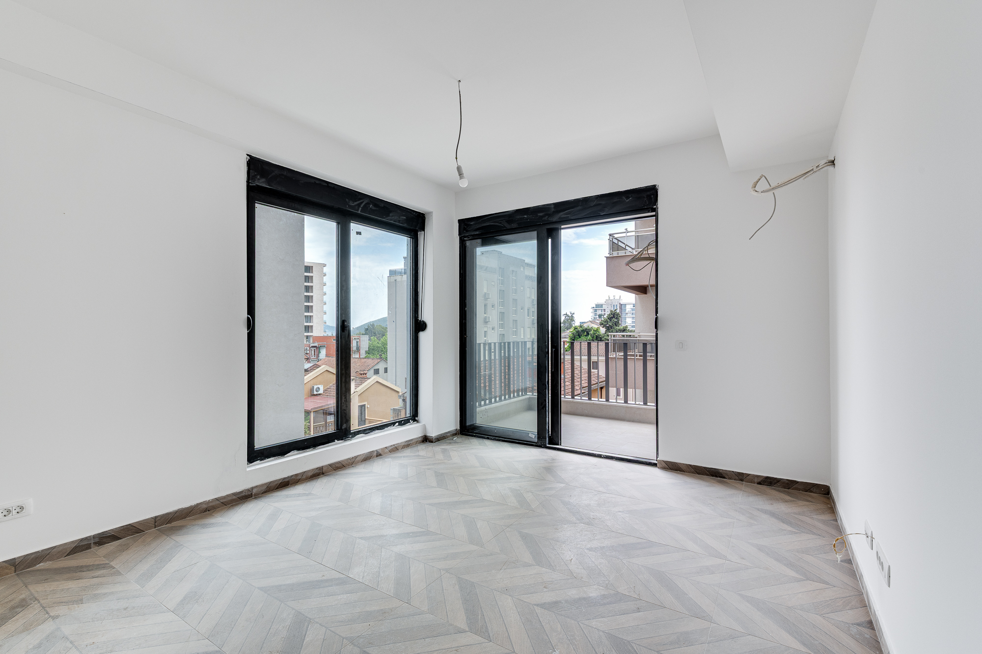 Neubau Budva, Gospoština – 70 m² große 2-Zimmer-Wohnung mit Terrasse, Budva