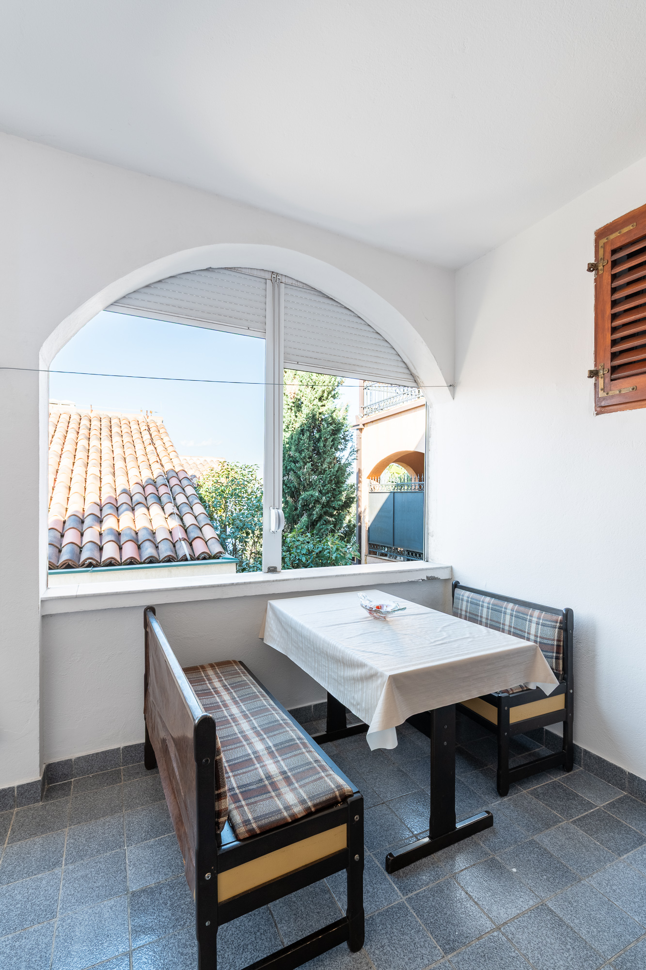 3-Zimmer-Wohnung, 90 m², mit teilweisem Meerblick von der Terrasse.