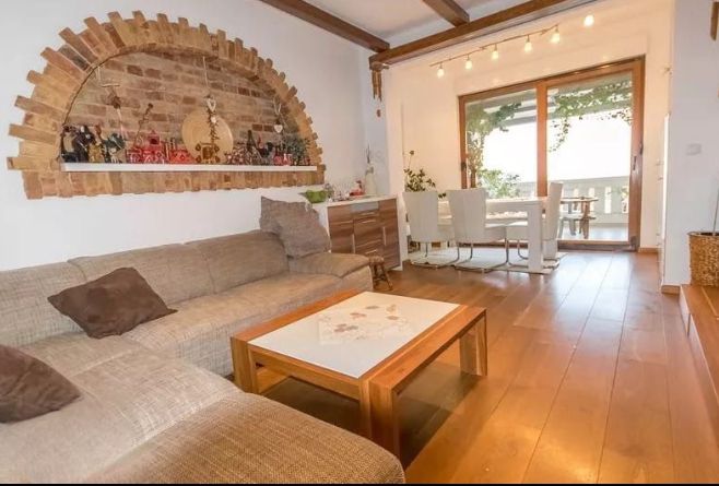 # 6851 Wohnung mit Hof in Savina, 160 m², Brüder Grakalica