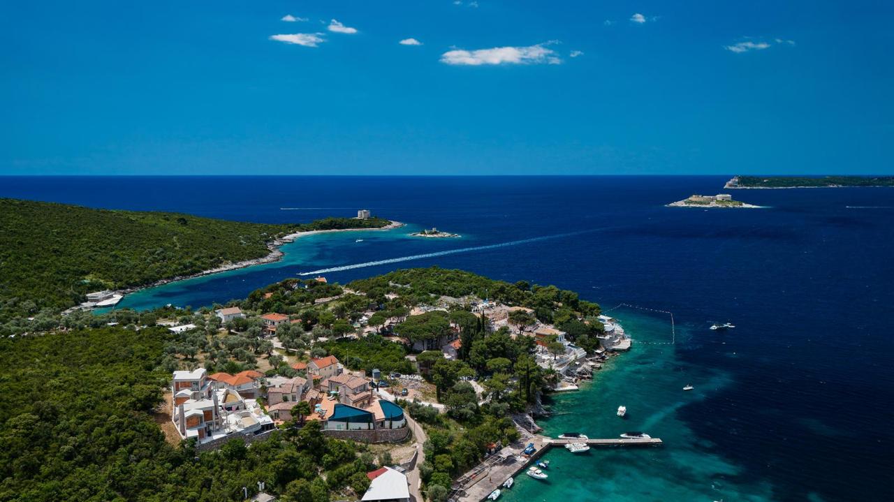 LUXUSVILLA AUF DER LUŠTICA, IN DER NÄHE VON MIRIŠTA — EIN PRIVATES PARADIES AN EINER DER EXKLUSIVSTEN LAGEN DER ADRIA, Herceg-Novi