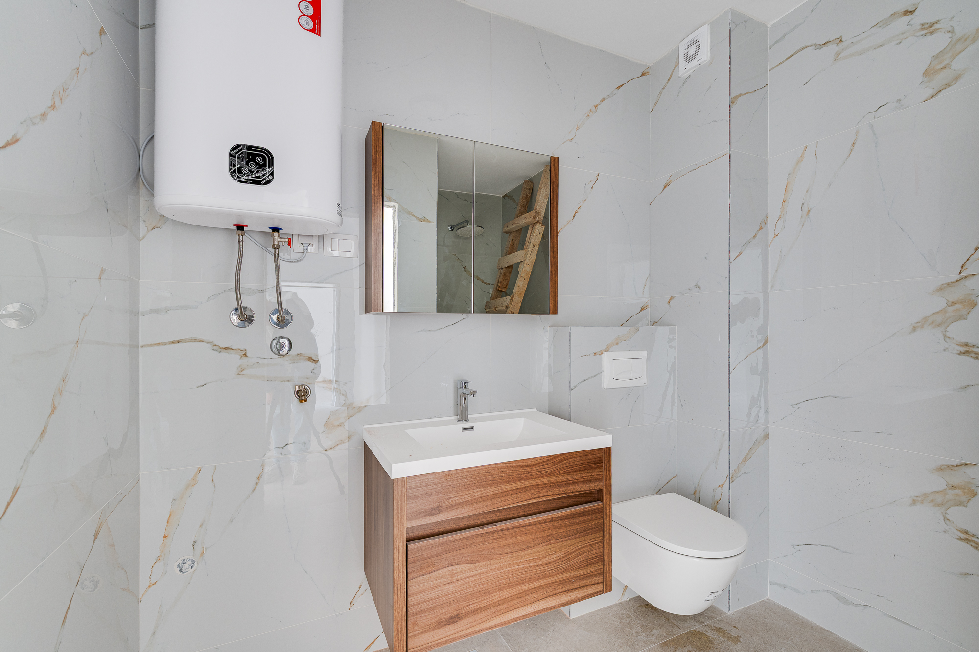 Neubau Budva, Gospoština – 70 m² große 2-Zimmer-Wohnung mit Terrasse, Budva