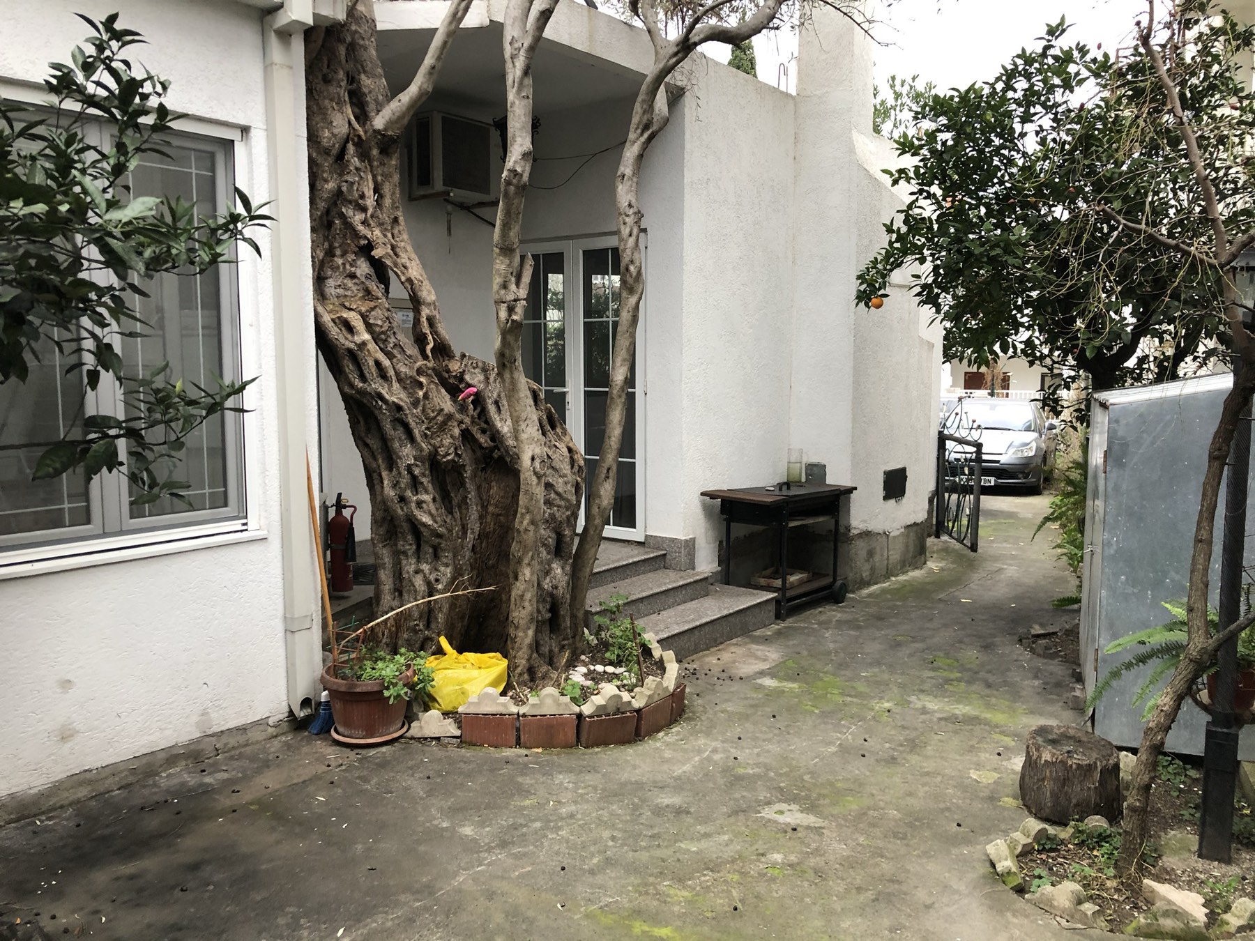 Three-bedroom apartment with three apartments on the side