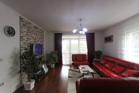 Zweistöckiges Haus im Dorf Belishi