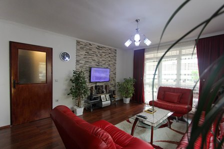 Zweistöckiges Haus im Dorf Belishi