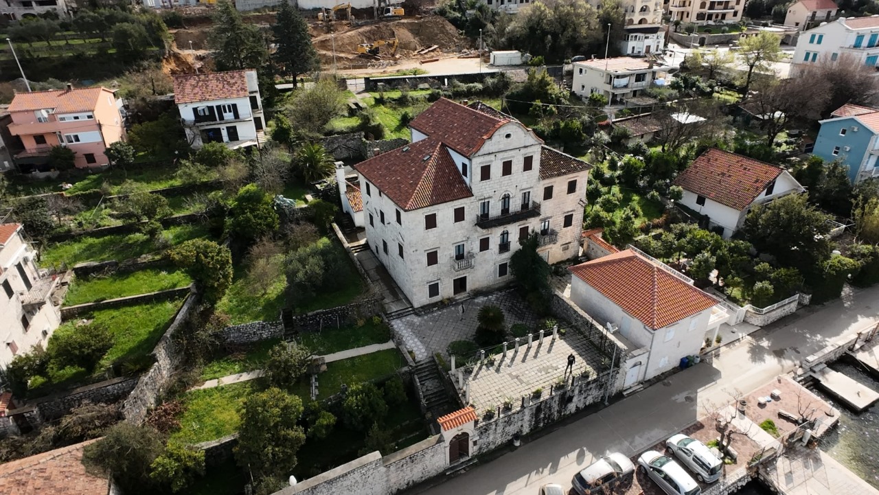 Steinpalast – Eine Berührung deGeschichte am Ufer der Bucht von Kotor