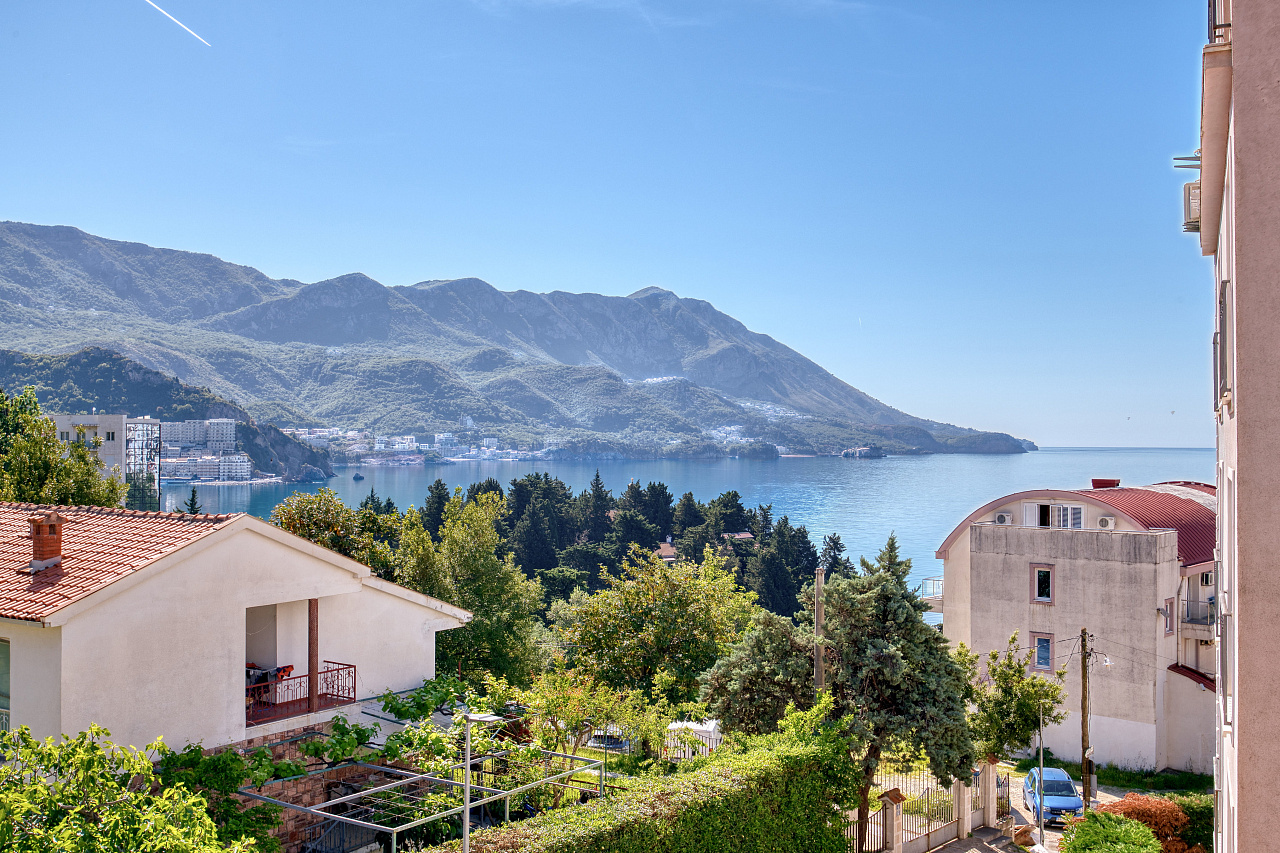 Voll ausgestattetes Hotel mit Restaurant in Bečići – 200m vom Meer