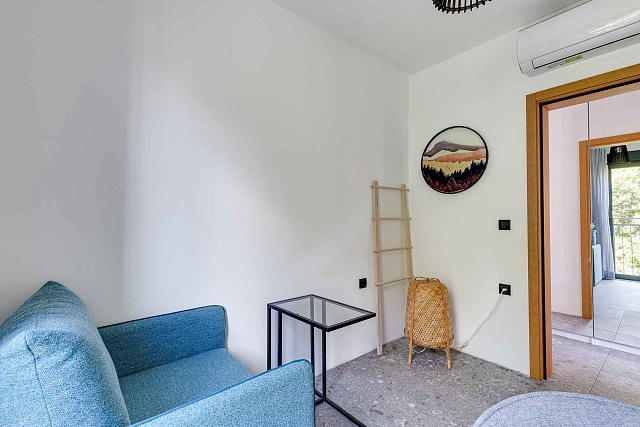 Moderne Drei-Zimmer-Wohnung im Zentrum von Tivat mit Meerblick — photo 35