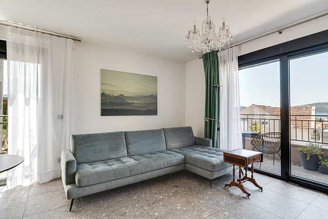 Moderne Drei-Zimmer-Wohnung im Zentrum von Tivat mit Meerblick — photo 9