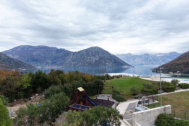 Modern One-Bedroom Apartment with Sea & Mountain Views — photo 4