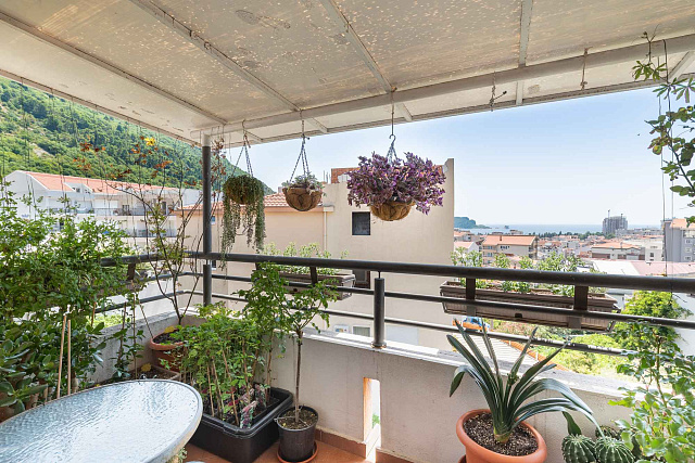 Großzügige möblierte Wohnung mit Möglichkeit zum Ausbau einer Galerie und Meerblick in Budva — photo 9