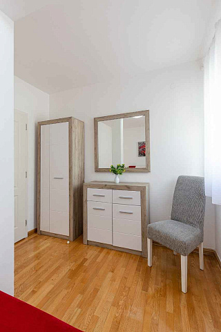 Geräumige Duplex-Wohnung mit Meerblick in Sveti Stefan — photo 15