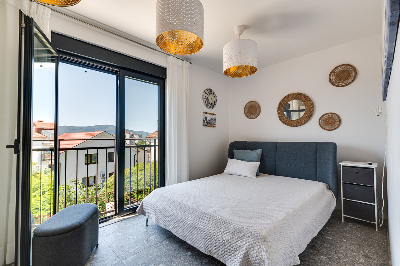 Moderne Drei-Zimmer-Wohnung im Zentrum von Tivat mit Meerblick