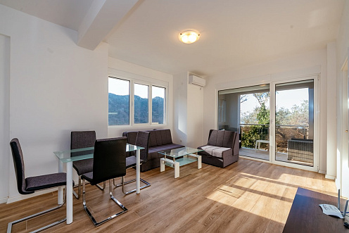 Wohnung mit Meerblick in zwei Wohngebäuden mit Aufzug in Rafailovici.