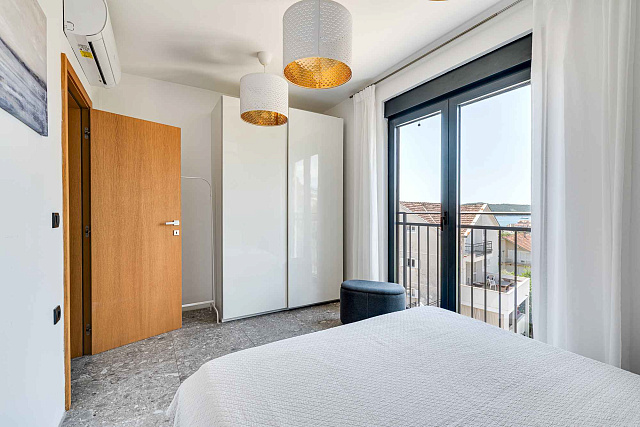 Moderne Drei-Zimmer-Wohnung im Zentrum von Tivat mit Meerblick