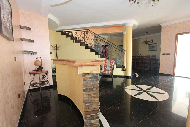 Helligkeit mit Pool in der Villa Petrovac — photo 13