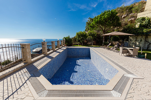Eleganz und Gelassenheit in einer luxuriösen Villa mit Panoramablick auf das Meer. — photo 5
