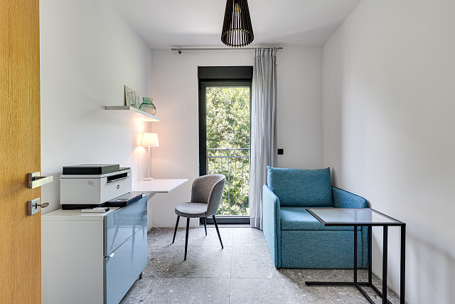 Moderne Drei-Zimmer-Wohnung im Zentrum von Tivat mit Meerblick — photo 33