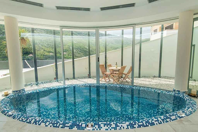 Modern One-Bedroom Apartment with Sea & Mountain Views — photo 6