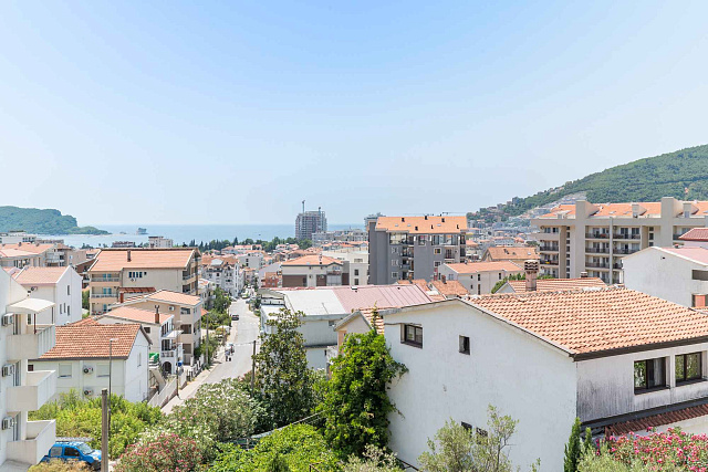 Großzügige möblierte Wohnung mit Möglichkeit zum Ausbau einer Galerie und Meerblick in Budva — photo 4