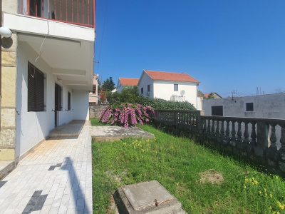 Zu verkaufen dreistöckiges Haus auf der Halbinsel Lustica