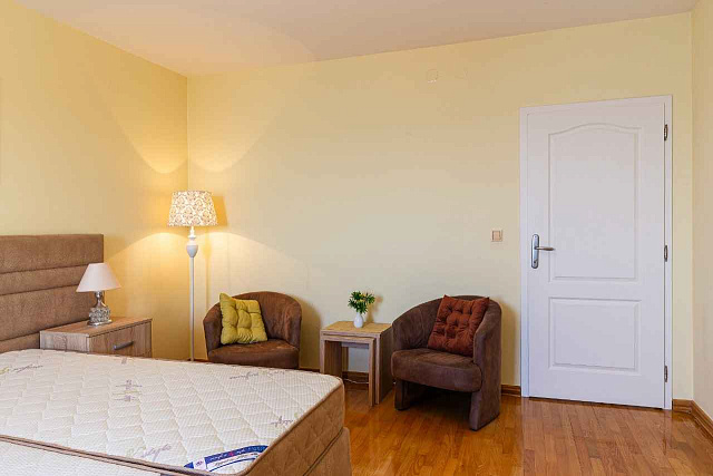 Geräumige Duplex-Wohnung mit Meerblick in Sveti Stefan — photo 30