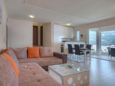 Geräumiges Apartment mit einem Schlafzimmer in Budva mit Meerblick