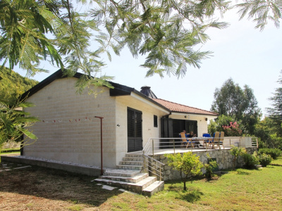 Haus zum Verkauf mit großem Grundstück in Radanovići