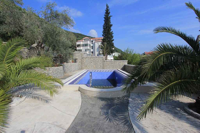 Helligkeit mit Pool in der Villa Petrovac — photo 4