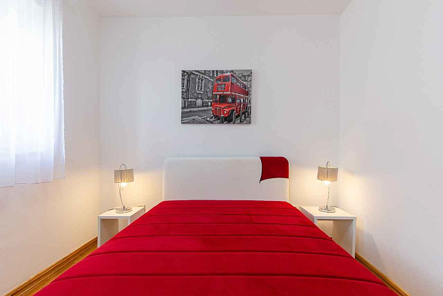 Geräumige Duplex-Wohnung mit Meerblick in Sveti Stefan — photo 13