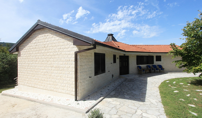 Haus zum Verkauf mit großem Grundstück in Radanovići
