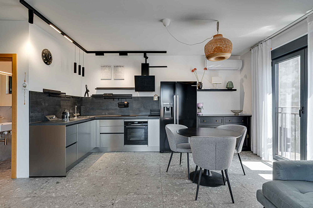 Moderne Drei-Zimmer-Wohnung im Zentrum von Tivat mit Meerblick — photo 11
